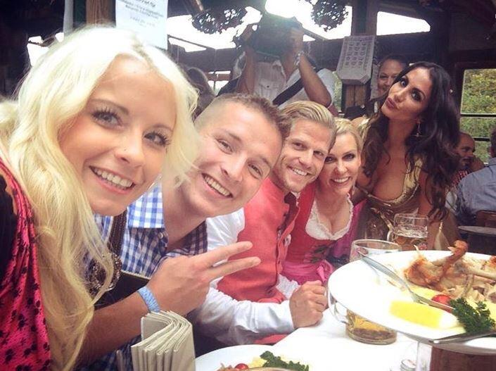 Auch "Bachelor" Paul Janke (3.v.l.) feierte zusammen mit Jana Youseffian (r.) auf der Wiesn.