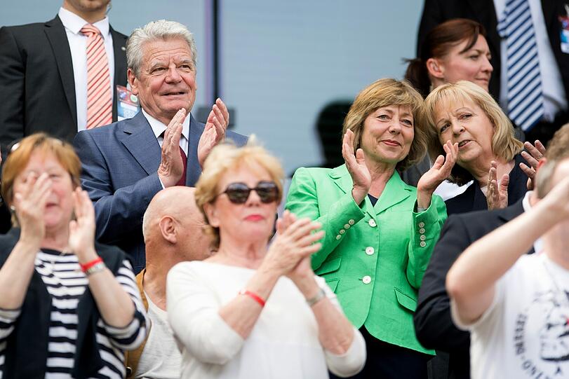 Bundespräsident Joachim Gauck, seine Lebensgefährtin Daniela Schadt und NRW-Ministerpräsidentin Hannelore Kraft (SPD) verfolgen die Partie auf der Tribüne (von links).