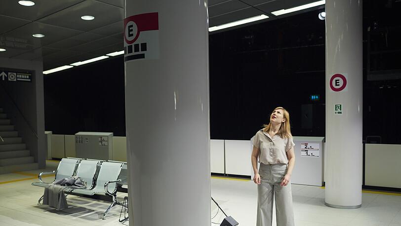 Anna Drexler in der U-Bahn von Tokio. Anna Drexler in der U-Bahn von Tokio.
