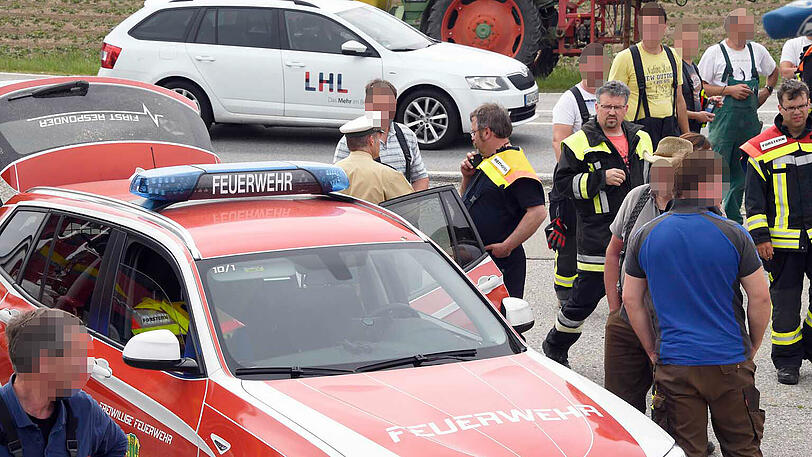 Wildwest an der A94: 17 entflohene Rindviecher hielten die "Cowboys" von Polizei und Feuerwehr stundenlang auf Trab. Die Bilder von der Stierhatz.
