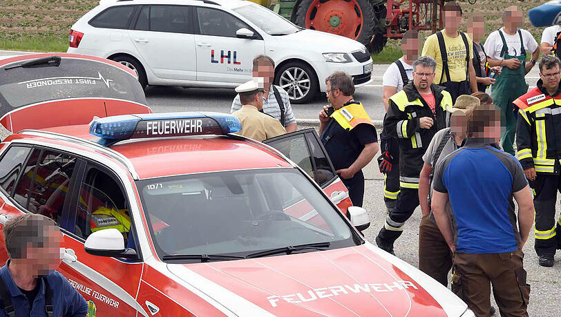 Wildwest an der A94: 17 entflohene Rindviecher hielten die "Cowboys" von Polizei und Feuerwehr stundenlang auf Trab. Die Bilder von der Stierhatz. Wildwest an der A94: 17 entflohene Rindviecher hielten die "Cowboys" von Polizei und Feuerwehr stundenlang auf Trab. Die Bilder von der Stierhatz.