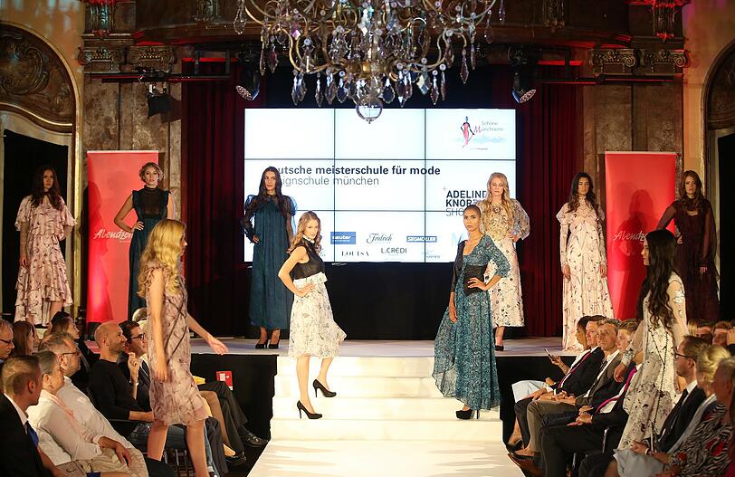 Der AZ-Modelcontest feiert Finale im Silbersaal des Deutschen Theaters. Am Ende war es Jeannie, die die Jury am meisten überzeugt hat. Die 23-Jährige ist die neue Schöne Münchnerin. Die Bilder des Galaabends zum Durchklicken.