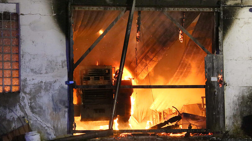 Die Ursache für den Brand ist noch unklar. Klicken Sie sich durch die Bilder des Feuerwehreinsatzes in Mettenheim.
