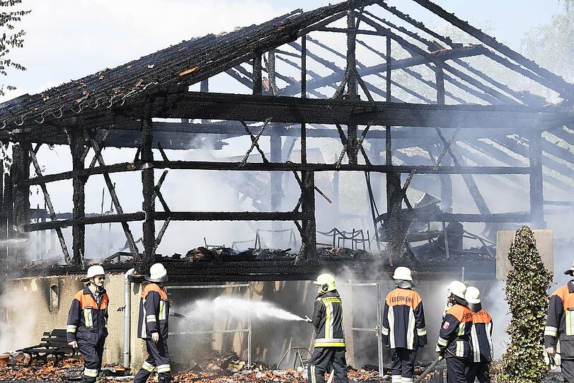 In Bruck brannte eine Lagerhalle bis auf die Grundmauern nieder, dabei explodierten auch zwei Gasflaschen.