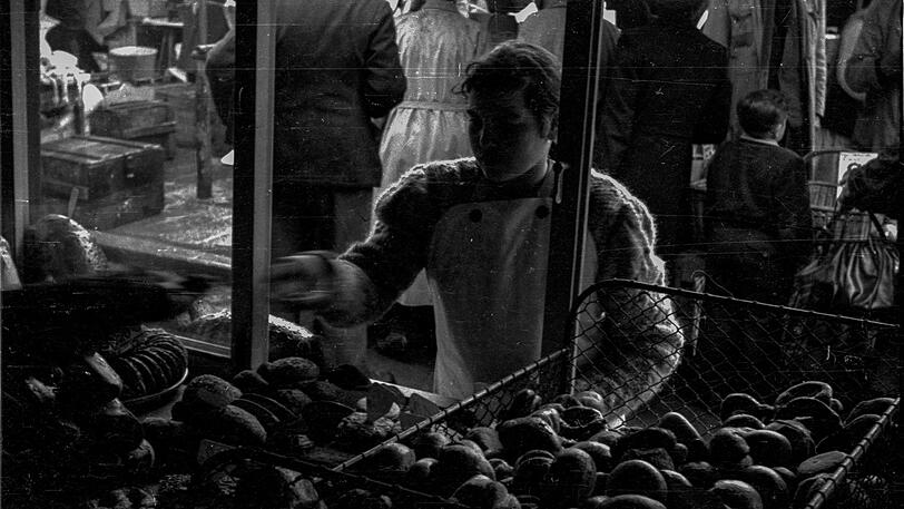 Was für ein Motiv: In der Bäckerei der Großmutter am Viktualienmarkt &ndash; aus dem Standl herausfotografiert! Hinten: der Bauernmarkt.