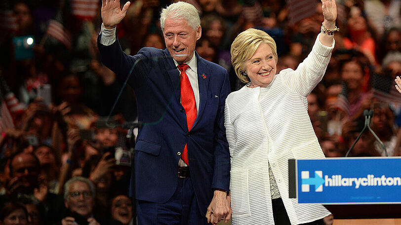 Halten auch heute noch zusammen - und Händchen: Hillary und Bill Clinton.
