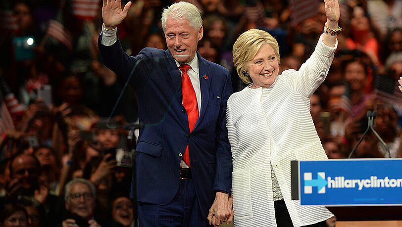 Halten auch heute noch zusammen - und Händchen: Hillary und Bill Clinton. Halten auch heute noch zusammen - und Händchen: Hillary und Bill Clinton.