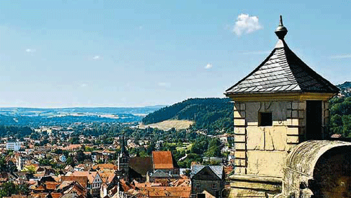 Die mittelalterliche Festung Rosenberg (rechts) im fränkischen Kronach bietet den richtigen Rahmen für
den Steinmetz-Kurs. Die mittelalterliche Festung Rosenberg (rechts) im fränkischen Kronach bietet den richtigen Rahmen für
den Steinmetz-Kurs.