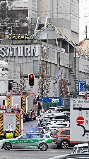 Nur zwölf Stunden nach dem ersten Brand, musste die Feuerwehr erneut zum Hotel in der Schwanthalerstraße ausrücken. Die Bilder vom Einsatz am Freitagmittag.