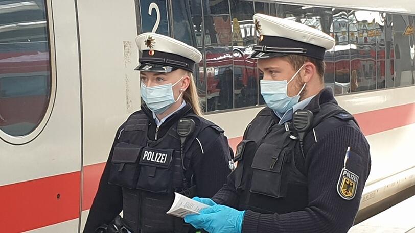 Die Bundespolizei ermittelt gegen mehrere Personen wegen Verstößen gegen die Maskenpflicht. (Symbolbild)