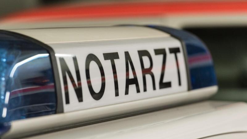 Der Schriftzug "Notarzt" ist an einem Notarzteinsatzfahrzeug zu sehen. Foto: Patrick Seeger/dpa/Archivbild