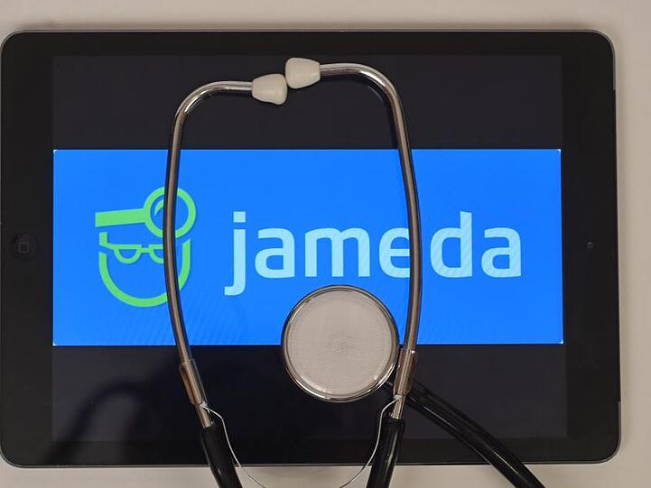 Auf einem iPad, auf dem das Logo des Ärztebewertungsportal Jameda zu sehen ist, liegt ein Stethoskop. Foto: Uli Deck/Archivbild