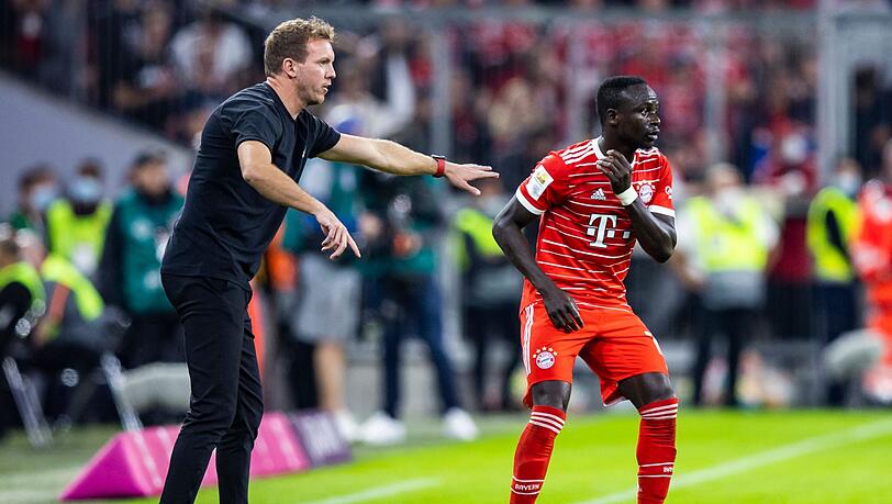 Münchens Trainer Julian Nagelsmann (l) spricht mit Münchens Sadio Mane (r).