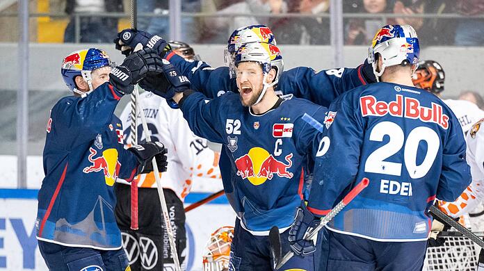 Der EHC München um Kapitän Patrick Hager (M.) hat im DEL-Halbfinale gegen die Grizzlys Wolfsburg die Kurve gekriegt und steht erneut im Finale.