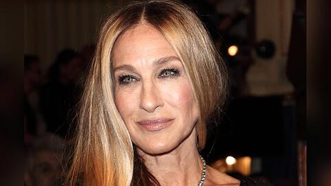Sarah Jessica Parker verteilt zu Halloween gerne Süßigkeiten an herumziehende Kinder. Auch ihre Treppe dekoriert sie zu diesem Anlass immer üppig.