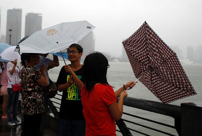 Brechen jetzt wieder die Deiche? &bdquo;Muifa&ldquo; war am Sonntag an der chinesischen Ostküste entlang gezogen und hatte dabei Stromleitungen und Plakatwände in Shanghai niedergerissen. China ist in Sorge.