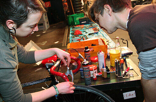 Warum klemmt die Bremse? Designerin Paula inspiziert mit Annette Kulp von "Bikekitchen" ihr geliebtes Rennrad.