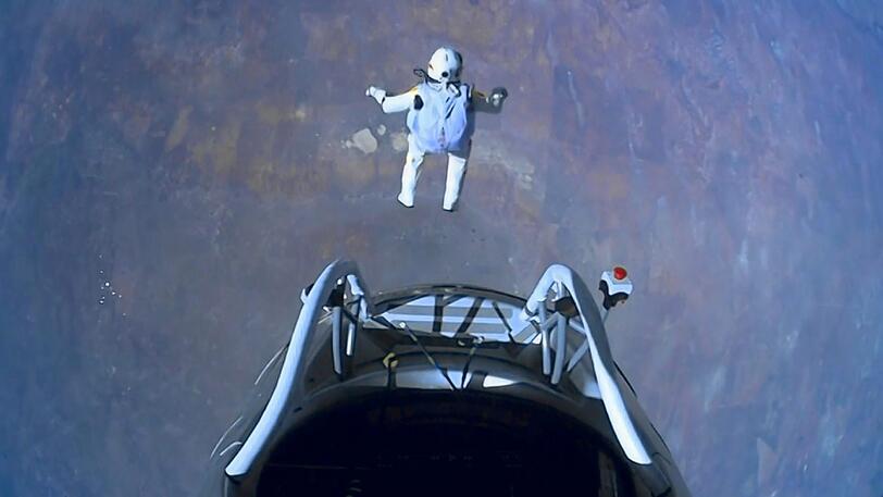 Jahrelang hat er sich auf diese paar Minuten vorbereitet: Extremsportler Felix Baumgartner wird nach seinem Überschall-Sprung weltweit gefeiert. Die Bilder.