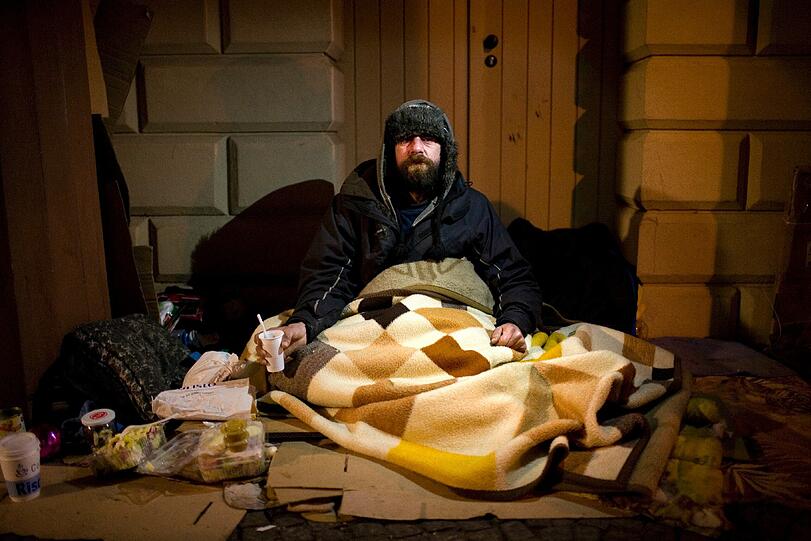 Doru (41) kommt aus Rumänien und haust in München in einem zugigen Torbogen.