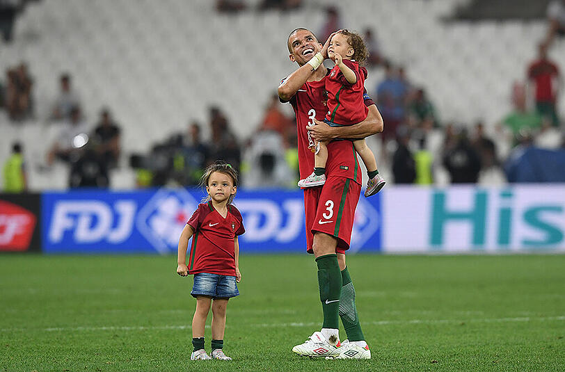 FLOPS - Kinderverbot: Zudem seien Stadien nicht der sicherste Ort für Kinder, ergänzte der Schweizer. Ob die Kinder der Spieler damit künftig nie mehr auf die Plätze dürfen, ist unklar.
