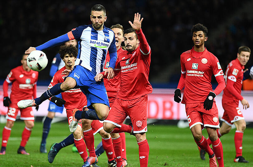 Berlins Vedad Ibisevic (l.) erzielte einen Doppelpack - darunter auch sein 100. Bundesliga-Tor.