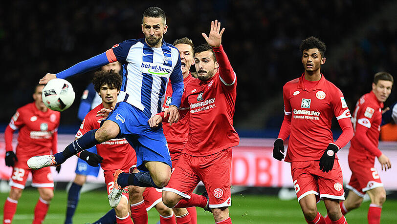 Berlins Vedad Ibisevic (l.) erzielte einen Doppelpack - darunter auch sein 100. Bundesliga-Tor. Berlins Vedad Ibisevic (l.) erzielte einen Doppelpack - darunter auch sein 100. Bundesliga-Tor.