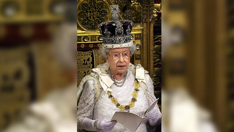 Das Tragen einer Krone birgt so einige Tücken. Das verrät die Queen im BBC-Interview.