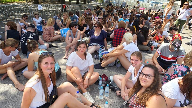 Stunden vor dem Konzert füllt sich der Platz vor dem Olympiastadion mit Ed-Sheeran-Fans. Die Bilder vom Fan-Andrang.
