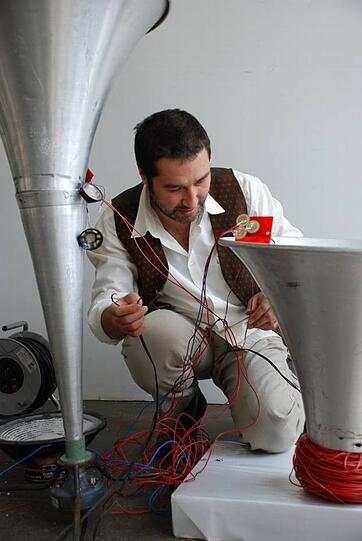 Berkan Karpat beim erstellen seiner optischen Klangskulptur.
