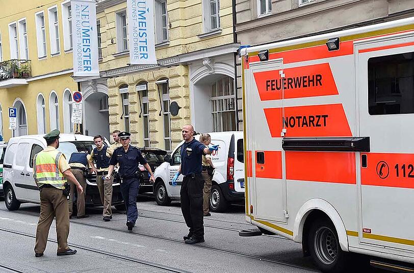 Bilder aus der Barer Straße: Ein Autofahrer musste von Feuerwehr und Rettungsdienst reanimiert werden. Anschließend kam er ins Krankenhaus.