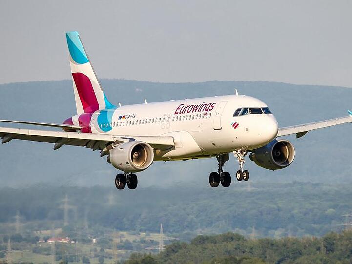 Ein Flugzeug vom Typ Airbus A319 der Fluggesellschaft Eurowings landet. Foto: Christoph Schmidt/Archivbild
