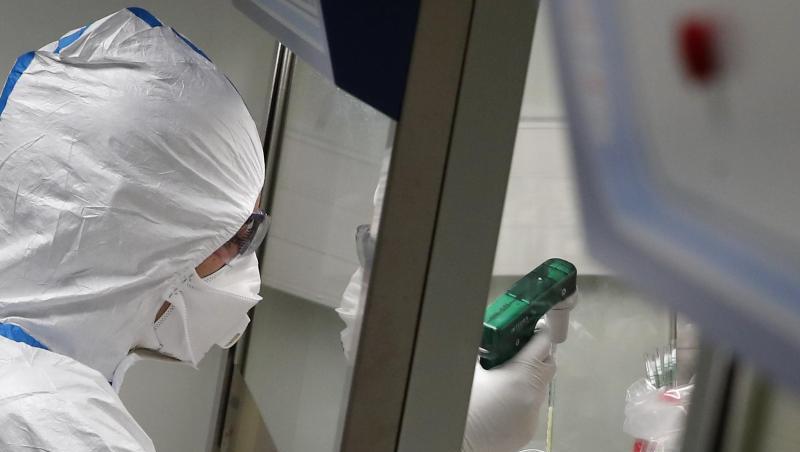 Ein Laborwissenschaftler in Schutzkleidung arbeitet mit Proben von Patienten, die mit dem Coronavirus infiziert sind. Foto: Francois Mori/AP/dpa/Archiv Ein Laborwissenschaftler in Schutzkleidung arbeitet mit Proben von Patienten, die mit dem Coronavirus infiziert sind. Foto: Francois Mori/AP/dpa/Archiv