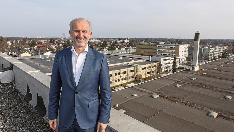 Projektentwickler Wolfgang Bogner über den Dächern der alten Lagerhallen am Kirschgelände in Untermenzing. Bald reißt er hier alles ab und baut ein grünes Viertel. Projektentwickler Wolfgang Bogner über den Dächern der alten Lagerhallen am Kirschgelände in Untermenzing. Bald reißt er hier alles ab und baut ein grünes Viertel.