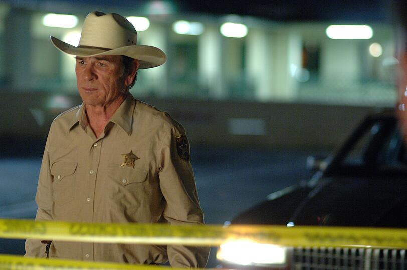 Sheriff Bell (Tommy Lee Jones) sammelt eine Leiche nach der anderen ein. Sheriff Bell (Tommy Lee Jones) sammelt eine Leiche nach der anderen ein.