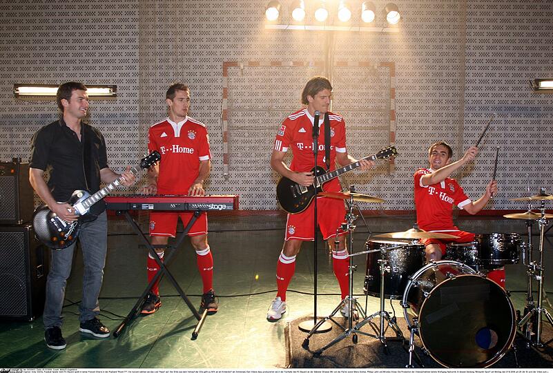 Andreas Görlitz (links) rockt mit Mario Gomez, Philipp Lahm und Miroslav Klose.