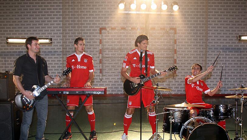 Andreas Görlitz (links) rockt mit Mario Gomez, Philipp Lahm und Miroslav Klose. Andreas Görlitz (links) rockt mit Mario Gomez, Philipp Lahm und Miroslav Klose.
