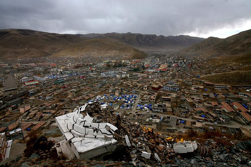 Das Yushu-Erdbeben 2010 war ein starkes Erdbeben mit der Magnitude 6,9 Bezirk Yushu der Tibeter in der Provinz Qinghai am 13. April 2010.