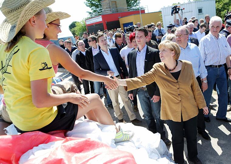 Bundeskanzlerin Angela Merkel (CDU) besucht am einen Hochwasserschwerpunkt an einem Deich aus Sandsäcken in Bitterfeld-Wolfen