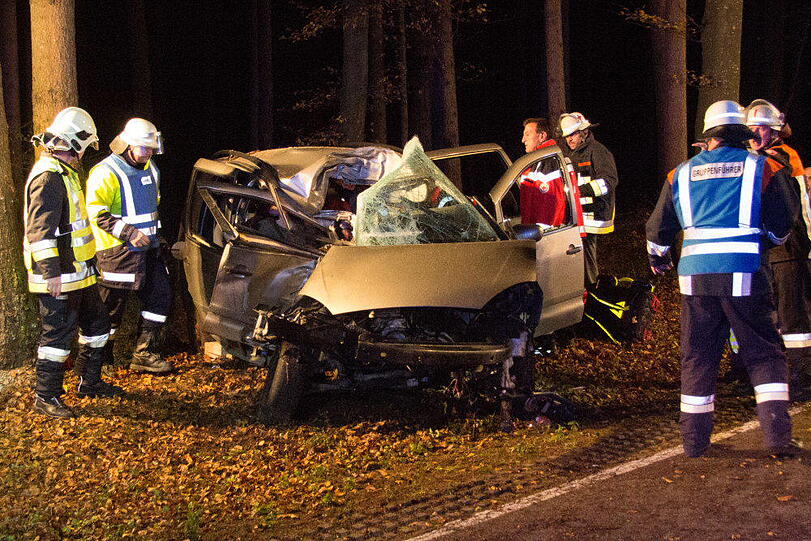 Eine Fahranfängerin verunglückte am Mittwochabend mit einer Beifahrerin im Waldstück bei Pallin, weil das Heck ausbrach. Beide wurden schwer verletzt. Das Auto wurde komplett beschädigt.