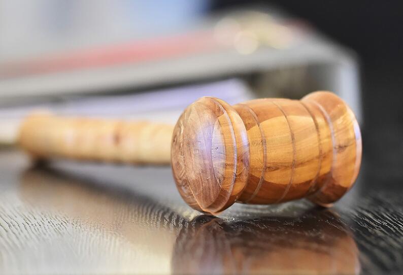 Ein Millionenbetrüger wurde zu drei Jahren und zehn Monaten Haft verurteilt.