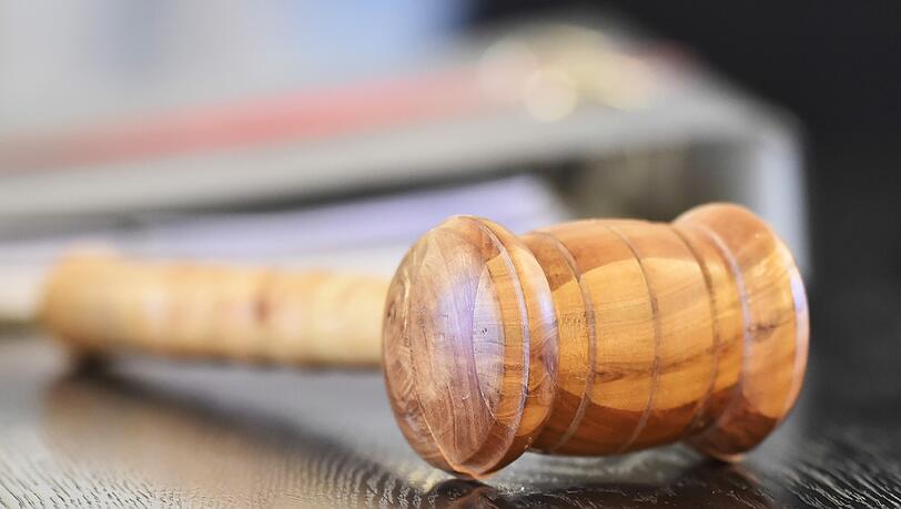 Ein Millionenbetrüger wurde zu drei Jahren und zehn Monaten Haft verurteilt. Ein Millionenbetrüger wurde zu drei Jahren und zehn Monaten Haft verurteilt.