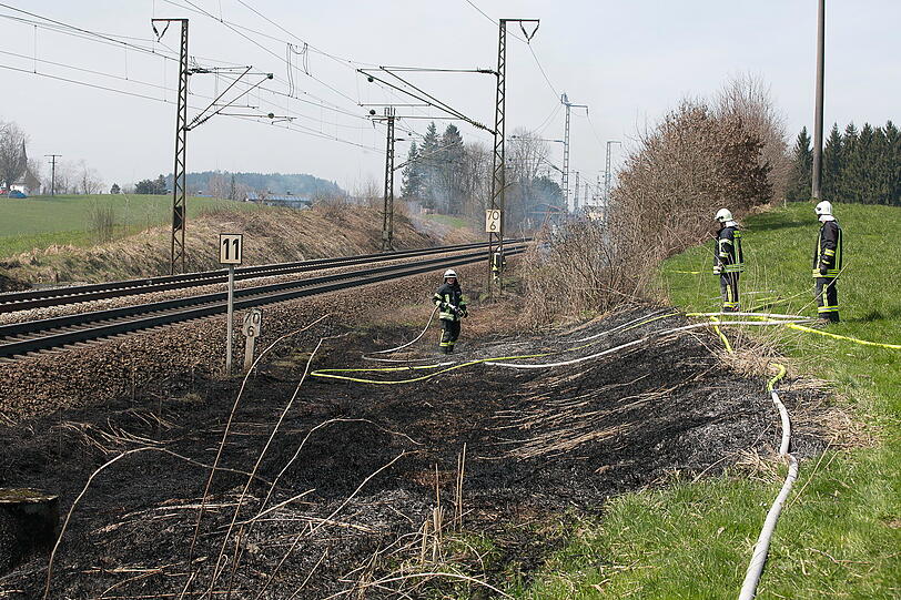Während der Löscharbeiten am Bahndamm wurde der Zugverkehr eingestellt. Die Bilder vom Feuerweheinsatz.