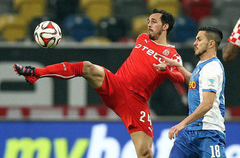 Sergio Pinto von Fortuna Düsseldorf (links) im Duell mit dem Bochumer Danny Latza.