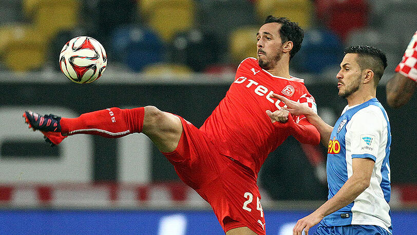 Sergio Pinto von Fortuna Düsseldorf (links) im Duell mit dem Bochumer Danny Latza. Sergio Pinto von Fortuna Düsseldorf (links) im Duell mit dem Bochumer Danny Latza.