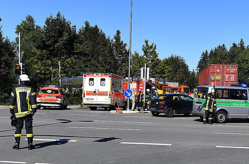 In Traunreut wurde eine Radlerin am Mittwoch von einem Lkw erfasst. Sie starb noch vor Ort. Die Feuerwehr sperrte die Kreuzung ab - die Bilder.