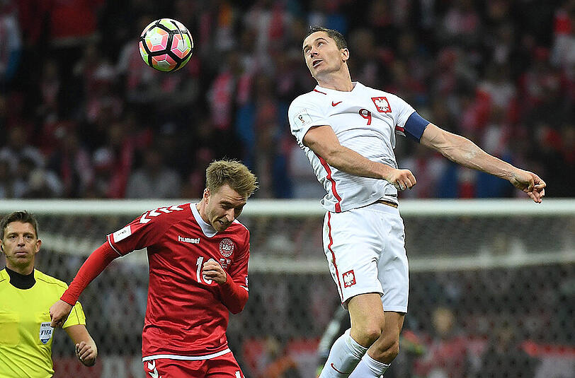 Polens Angreifer Robert Lewandowski (rechts) im Duell mit dem Dänen Christian Eriksen.