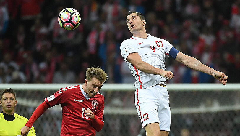Polens Angreifer Robert Lewandowski (rechts) im Duell mit dem Dänen Christian Eriksen. Polens Angreifer Robert Lewandowski (rechts) im Duell mit dem Dänen Christian Eriksen.