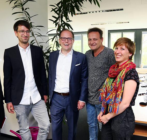 Manuel Pretzl beim Besuch in der AZ-Redaktion mit Vize-Chefredakteur Thomas Müller (2.v.r.) und den Lokalchefs Felix Müller und Sophie Anfang.
