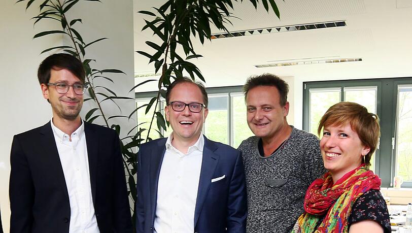 Manuel Pretzl beim Besuch in der AZ-Redaktion mit Vize-Chefredakteur Thomas Müller (2.v.r.) und den Lokalchefs Felix Müller und Sophie Anfang. Manuel Pretzl beim Besuch in der AZ-Redaktion mit Vize-Chefredakteur Thomas Müller (2.v.r.) und den Lokalchefs Felix Müller und Sophie Anfang.