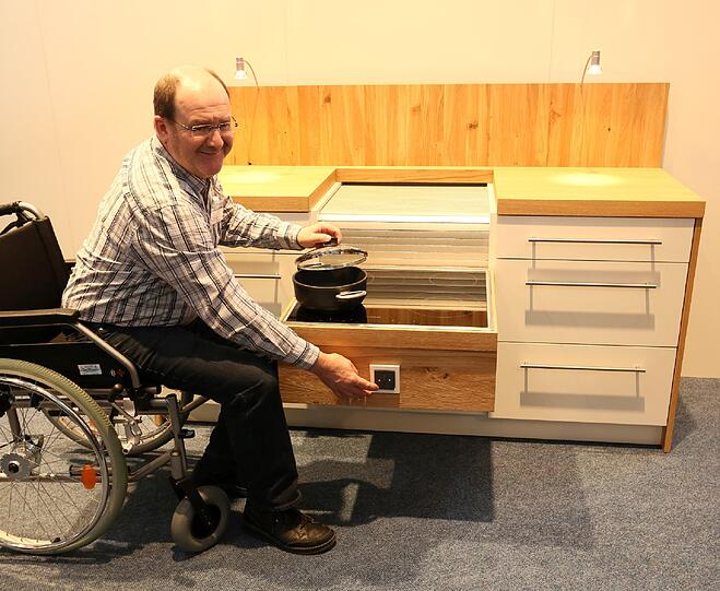 Barrierefreies Brutzeln: Rollstuhlfahrer und Menschen ohne Handicap in einer Familie, dazu noch Kinder: Dann scheint nichts in der Wohnung für alle auf der richtigen Höhe zu sein. Der Schreiner Manfred Philipp hat einen barrierefreien Herd entwickelt, den alle benutzen können. Per Knopfdruck fährt das Kochfeld erst nach vorne und dann nach unten. So ist der Herd für Rollstuhlfahrer unterfahrbar....